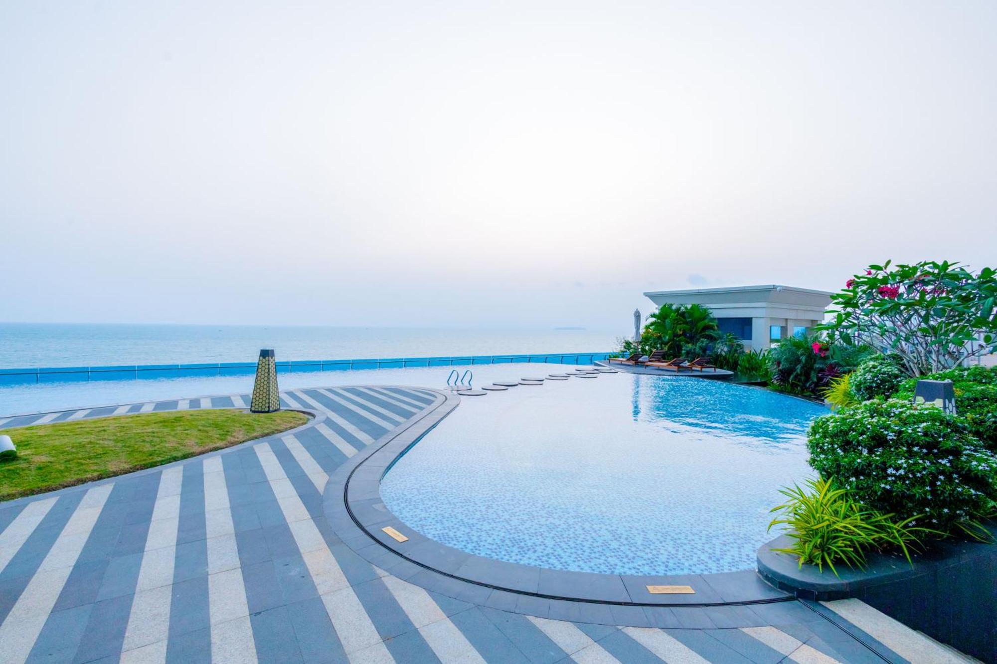 Howard Johnson Plaza By Wyndham Blue Bay Sihanoukville Exterior foto