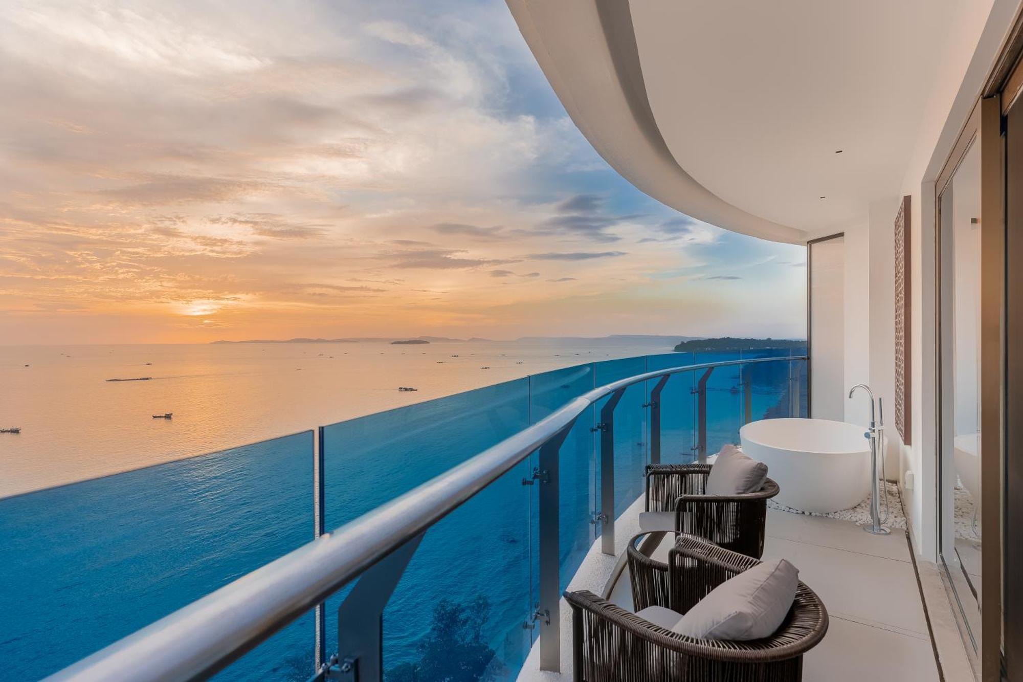 Howard Johnson Plaza By Wyndham Blue Bay Sihanoukville Exterior foto