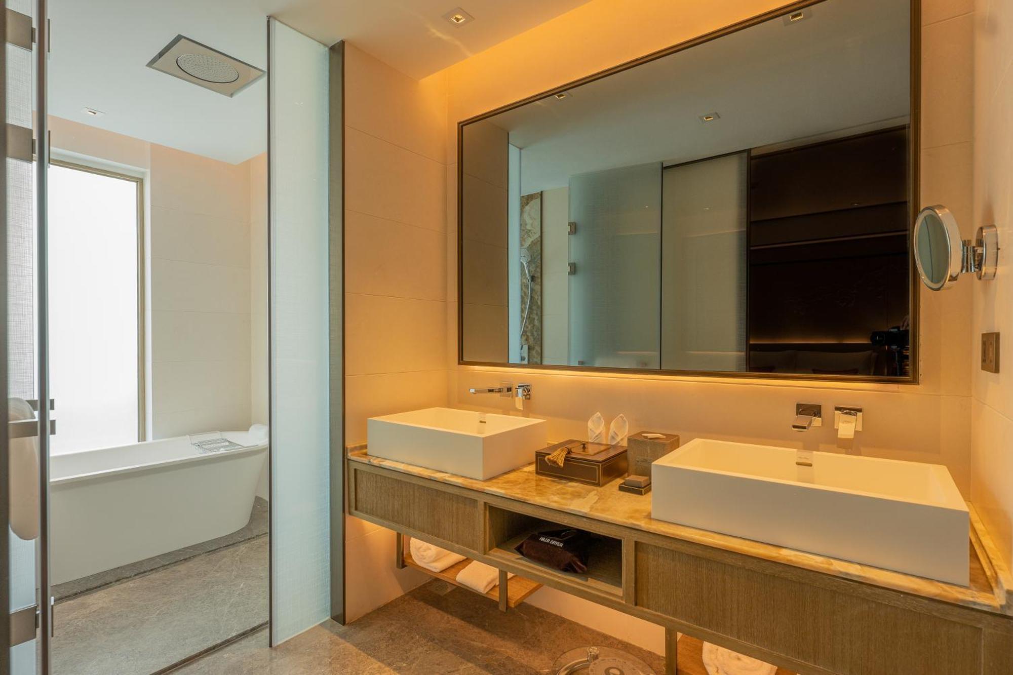 Howard Johnson Plaza By Wyndham Blue Bay Sihanoukville Exterior foto